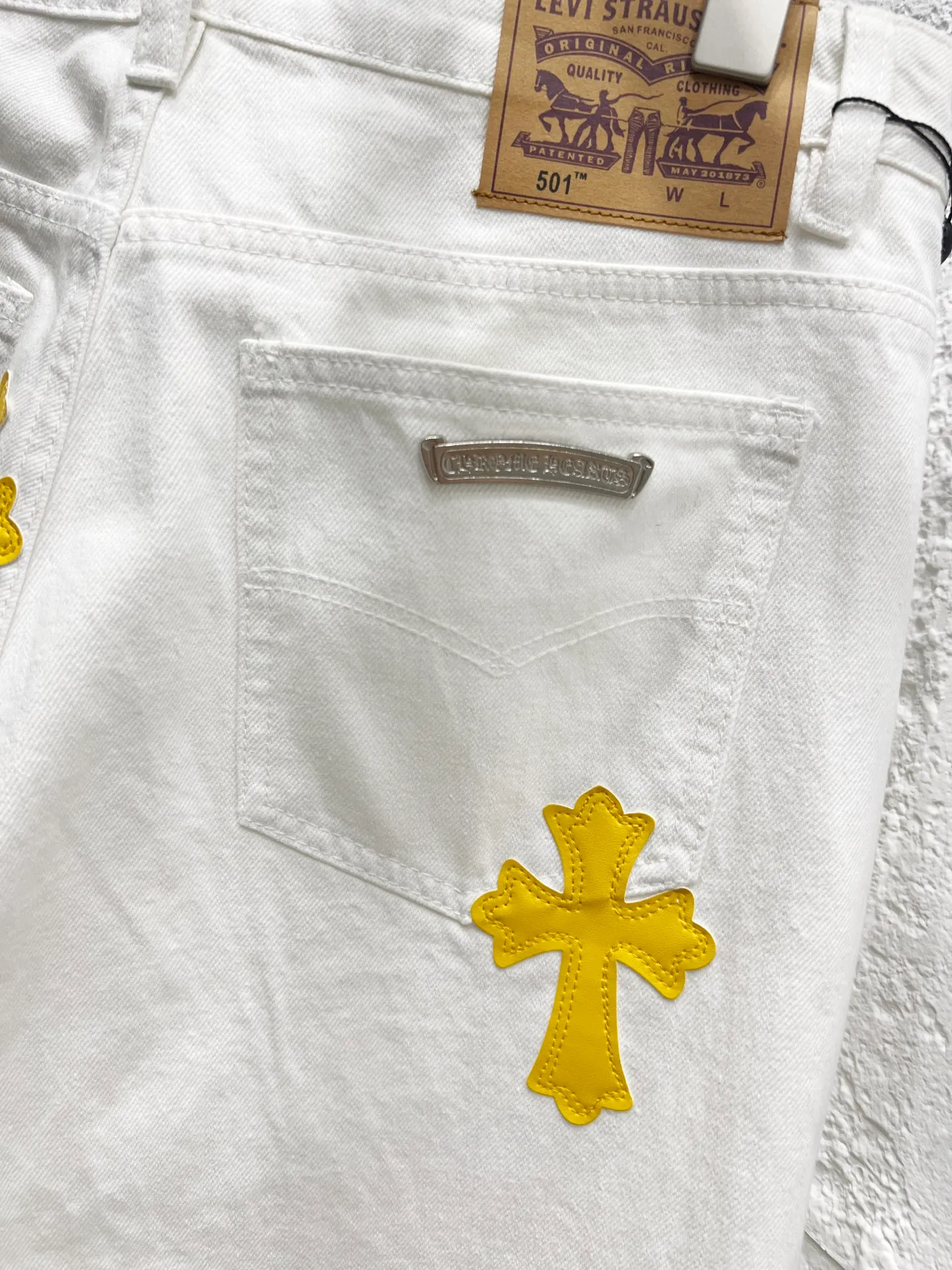 P230 Style number: H850 Chrome hearts & Chrome hearts 25ss yellow cross patch leather jeans Chrome hearts’ logging pants are here! ! ! CH Croix Heart Double Knee Cross Patch Leather Bo1 Style Logging Pants Straight-leg Work Pants B136 Croix Heart Cross Sanskrit Overalls Price 24W Level, patchwork cross pattern embellishment, high-waisted washed jeans! ! Absolutely high-end luxury products, 1.9W level god-level single products, super popular products, made by top heavy industry, not to be missed. About Zangyin, this is an extremely luxurious fashion brand, which can also be called the nobles of the high street. It has always been an exclusive brand of some hipsters or rich second generation. Compared with ordinary high streets, it is more luxurious and noble. Compared with luxury brands, it has a more fashionable personality and has always been a brand that I have a special liking for. Imported yarn is custom-woven into a high-density twill canvas. While ensuring a stiff silhouette, the fabric feels very delicate. It follows the B01 classic silhouette. The upper body is stiff and stylish. The ready-made garments are stone-ground and fermented and can be matched with any style. Buttons and zinc-brushed washable genuine YKK retro metal products. Double-layered canvas on the front. Perfect details. All hardware is perfect. Size: 30-32-34-36 Color: white pants and yellow leather
